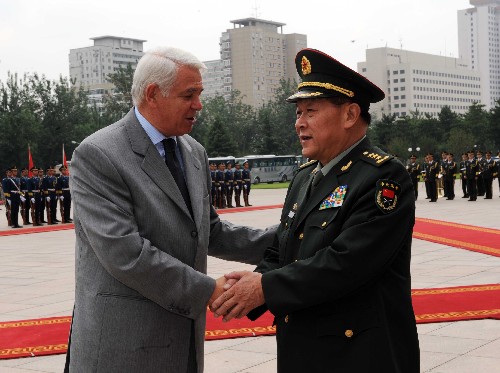 梁光烈舉行儀式歡迎羅馬尼亞國防部長 6月17日,中央軍委委員、國務(wù)委員兼國防部長梁光烈在北京舉行儀式,歡迎羅馬尼亞國防部長特奧多爾·梅萊什卡努。 新華社記者 饒愛民 攝