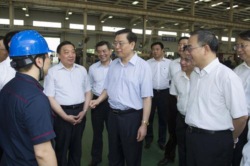 5月30日至6月1日,中共中央政治局常委、全國人大常委會(huì)委員長張德江先后到廣東珠海、廣州、深圳等地,就加強(qiáng)立法工作進(jìn)行調(diào)研。 這是5月31日,張德江在廣州廣日集團(tuán)電梯生產(chǎn)車間同工人親切交流。 新華社記者黃敬文攝