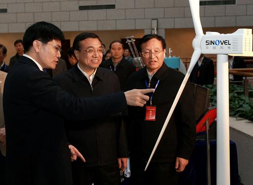 1月6日,中共中央政治局常委、國務院副總理李克強來到中國船舶重工集團,考察能源技術(shù)裝備和管理服務情況,并出席現(xiàn)場會。這是李克強參觀能源重大技術(shù)和裝備發(fā)展成果展覽。新華社記者龐興雷攝