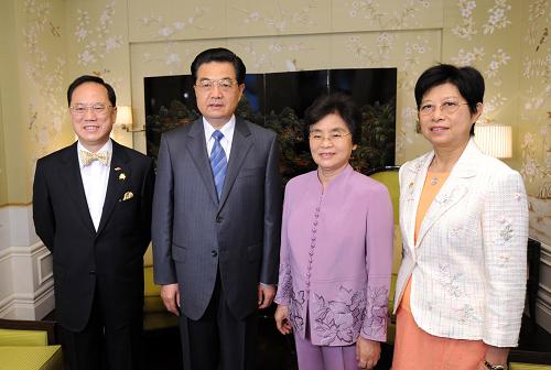 11月14日,國家主席胡錦濤和夫人劉永清在新加坡會見前來出席亞太經(jīng)合組織第十七次領(lǐng)導(dǎo)人非正式會議的香港特別行政區(qū)行政長官曾蔭權(quán)和夫人曾鮑笑薇。新華社記者 黃敬文 攝
