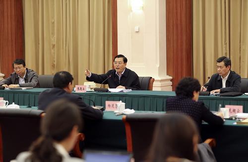 11月22日至25日,中共中央政治局常委、全國(guó)人大常委會(huì)委員長(zhǎng)張德江在云南就縣級(jí)人大工作進(jìn)行調(diào)研,并主持召開部分省、自治區(qū)、直轄市縣級(jí)人大工作座談會(huì)。這是11月25日,張德江在昆明市主持召開部分省、自治區(qū)、直轄市縣級(jí)人大工作座談會(huì)。新華社記者 丁林 攝