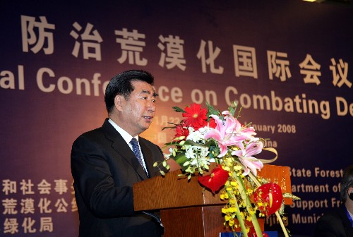 1月22日,防治荒漠化國際會議在北京召開。中共中央政治局委員、國務(wù)院副總理回良玉出席開幕式并致辭。 新華社發(fā)