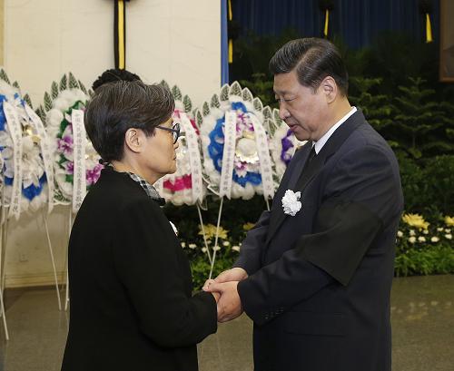 5月2日,倪志福同志遺體在北京八寶山革命公墓火化。習(xí)近平、李克強、張德江、俞正聲、劉云山、王岐山、張高麗、胡錦濤等前往八寶山送別。這是習(xí)近平與倪志福親屬握手,表示深切慰問。新華社記者 鞠鵬 攝