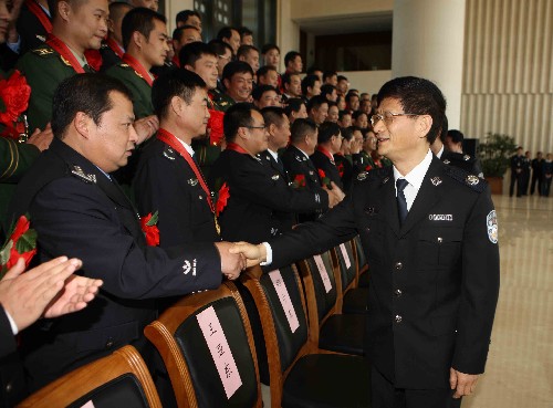 10月8日,國(guó)務(wù)委員、公安部黨委書記、部長(zhǎng)孟建柱在京會(huì)見出席全國(guó)抗震救災(zāi)總結(jié)表彰大會(huì)的公安系統(tǒng)代表。新華社記者 袁滿 攝