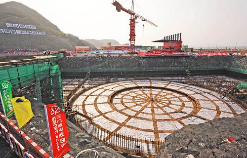 這是浙江三門核電一期工程開工儀式準備就緒(4月18日攝)。4月19日,我國首個第三代核電自主化依托項目——浙江三門核電一期工程開工儀式舉行。據(jù)悉,作為迄今為止中美能源合作建設的最大項目,三門核電工程采用美國西屋公司開發(fā)的全球最先進的第三代先進壓水堆核電(AP1000)技術,工程分三期建設,一期工程總投資400多億元,將建設2臺125萬千瓦級核電機組,首臺機組計劃于2013年建成。新華社記者 譚進 攝