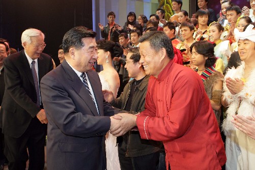 1月22日,“傾注三農(nóng)”專題綜藝晚會在北京舉行,中共中央政治局委員、國務(wù)院副總理回良玉等觀看了演出。這是演出結(jié)束后,回良玉(前左)等與演員握手。 新華社記者姚大偉攝