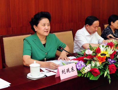 9月10日,中共中央政治局委員、國務委員劉延東在北京出席全國教書育人楷模頒獎大會并講話。 當日是第26個教師節(jié),全國教書育人楷模頒獎大會在京舉行。中共中央政治局委員、國務委員劉延東出席為獲獎者頒獎,并向全國教書育人楷模獲獎教師和青海玉樹、四川汶川教育系統抗震救災先進集體和先進個人表示熱烈祝賀和崇高敬意,向廣大人民教師和教育工作者致以節(jié)日祝賀和誠摯問候。 新華社記者 張鐸 攝