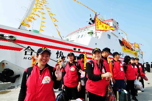 2月13日,臺灣嘉義市天后宮牽頭組織的26座媽祖宮廟400多名信眾,搭乘“合富輪”從嘉義布袋港抵達(dá)福建湄洲島。這是臺灣媽祖信眾首次乘坐客輪從本島直航湄洲島進(jìn)香。中共中央臺辦、國務(wù)院臺辦在開展深入學(xué)習(xí)實踐科學(xué)發(fā)展觀活動中,用科學(xué)發(fā)展觀指導(dǎo)新形勢下的對臺工作,推動兩岸關(guān)系取得一系列重要成果和突破性進(jìn)展,開始步入和平發(fā)展軌道。新華社記者 魏培全 攝