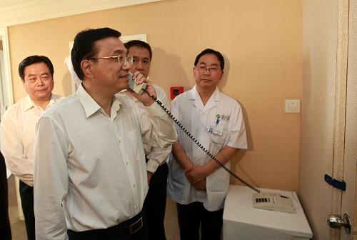 這是李克強在成都市傳染病醫(yī)院觀看傳染病患者收治流程。 新華社記者 龐興雷 攝