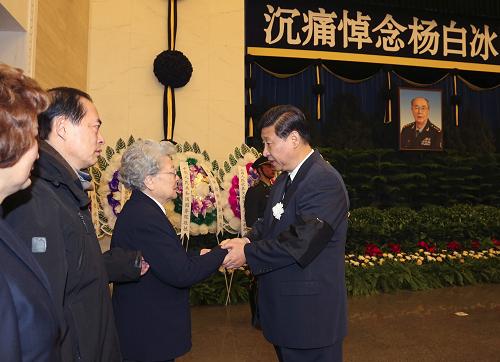 1月21日,楊白冰同志遺體在北京八寶山革命公墓火化。胡錦濤、習(xí)近平等前往八寶山送別。這是習(xí)近平與楊白冰親屬握手,表示深切慰問。新華社記者 王建民 攝