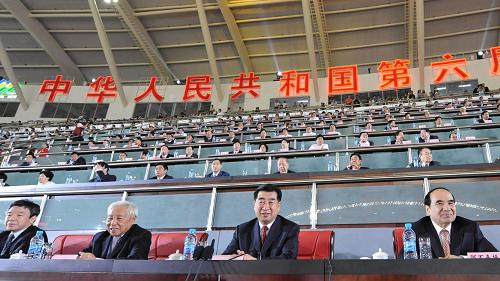 10月26日晚,中共中央政治局委員、國(guó)務(wù)院副總理回良玉(右二)出席第六屆全國(guó)農(nóng)民運(yùn)動(dòng)會(huì)開(kāi)幕式。當(dāng)晚,第六屆全國(guó)農(nóng)民運(yùn)動(dòng)會(huì)在福建省泉州市海峽體育中心體育場(chǎng)舉行開(kāi)幕式。新華社記者 張國(guó)俊 攝