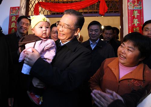 11月15日至16日,中共中央政治局常委、國務院總理溫家寶來到四川綿陽地震災區(qū),深入鄉(xiāng)村農戶、企業(yè)學校,看望慰問災區(qū)群眾,實地考察災后恢復重建工作。這是11月15日,溫家寶來到綿陽市游仙區(qū)岳家村察看災后重建的新房,看望村民。新華社記者姚大偉攝