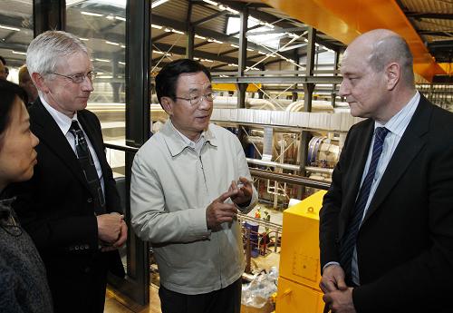 當?shù)貢r間6月10日,正在冰島訪問的中共中央政治局常委、中央紀委書記賀國強參觀赫利舍迪地熱電站。新華社記者 劉建生 攝