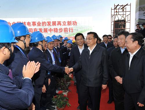 11月21日,中共中央政治局常委、國務(wù)院副總理李克強出席福建福清核電工程開工儀式并宣布開工。這是李克強與參加核電站施工、設(shè)計和監(jiān)理等單位的代表握手。新華社記者劉建生攝