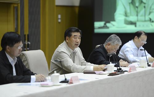 9月27日,中共中央政治局委員、國務(wù)院副總理回良玉在北京出席全國加強和改進最低生活保障工作電視電話會議并講話。新華社記者 謝環(huán)馳 攝