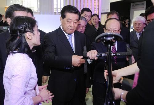 11月22日,全國(guó)政協(xié)主席賈慶林在北京全國(guó)農(nóng)業(yè)展覽館新館參觀2012年北京臺(tái)灣名品博覽會(huì)。新華社發(fā)(劉震 攝)