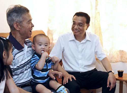 8月16日,中共中央政治局常委、國(guó)務(wù)院副總理李克強(qiáng)考察香港公屋屋村并看望家住九龍觀塘平田村73歲的退休職工楊修舉一家。 新華社記者 宋振平 攝