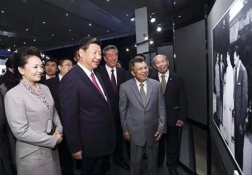 10月3日,國家主席習近平在雅加達參觀“中印尼友好”圖片展并同兩國青年交流。這是習近平在參觀圖片展。新華社記者 蘭紅光 攝