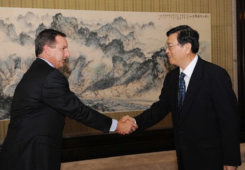 張德江會見美國惠普公司董事長兼首席執(zhí)行官 7月31日,國務(wù)院副總理張德江在北京中南海紫光閣會見美國惠普公司董事長兼首席執(zhí)行官馬克·赫德。 新華社記者饒愛民攝