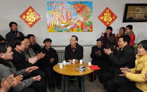 1月30日,中共中央政治局常委、國(guó)務(wù)院總理溫家寶來(lái)到河北省承德市灤平縣巴克什營(yíng)鎮(zhèn)偏橋村看望村民,并在村民蘇洪喜家中召開(kāi)座談會(huì),就《政府工作報(bào)告》起草和改進(jìn)政府工作與農(nóng)民們座談,聽(tīng)取意見(jiàn)和建議。這是溫家寶在村民蘇洪喜家召開(kāi)座談會(huì),與村民代表座談。新華社記者 黃敬文 攝