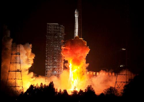 12月21日,載有玻利維亞通信衛(wèi)星的長(zhǎng)征三號(hào)乙運(yùn)載火箭點(diǎn)火發(fā)射。當(dāng)日零時(shí)42分,我國(guó)在西昌衛(wèi)星發(fā)射中心用長(zhǎng)征三號(hào)乙運(yùn)載火箭,成功將玻利維亞通信衛(wèi)星發(fā)射升空,衛(wèi)星順利進(jìn)入預(yù)定軌道。玻利維亞通信衛(wèi)星是該國(guó)擁有的第一顆衛(wèi)星。新華社記者 燕雁 攝