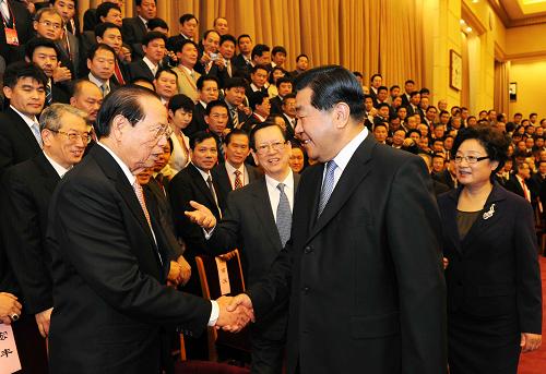 5月7日,中共中央政治局常委、全國政協(xié)主席賈慶林在北京親切會見第五屆世界華僑華人社團聯(lián)誼大會代表并作重要講話。新華社記者 饒愛民 攝