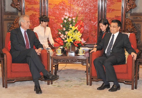6月4日,中共中央政治局常委、國(guó)務(wù)院副總理李克強(qiáng)在北京中南海紫光閣會(huì)見美國(guó)波音公司董事長(zhǎng)、總裁兼首席執(zhí)行官詹姆斯·邁克納尼。 新華社記者樊如鈞攝