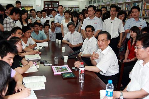 6月13日,正在湖南考察工作的溫家寶總理專程來(lái)到湖南大學(xué),看望廣大師生并同應(yīng)屆畢業(yè)生座談。新華社記者鞠鵬攝