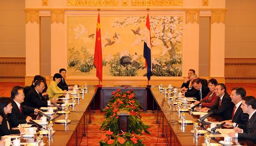 10月23日,中國國務院總理溫家寶在北京人民大會堂與前來出席第七屆亞歐首腦會議并對中國進行正式訪問的荷蘭首相巴爾克嫩德舉行會談。新華社記者高潔攝