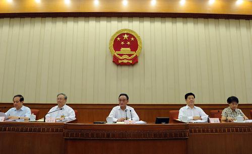 十一屆全國人大常委會第十六次會議舉行第二次全體會議 8月26日,十一屆全國人大常委會第十六次會議在北京人民大會堂舉行第二次全體會議。吳邦國委員長主持會議。 新華社記者饒愛民攝