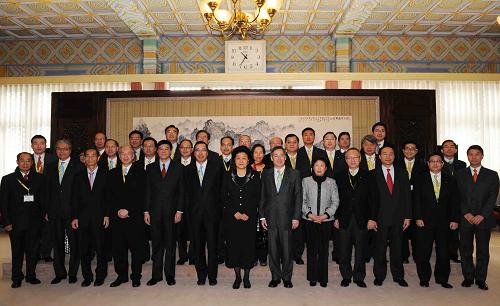 1月5日,中共中央政治局委員、國務(wù)委員劉延?xùn)|在北京會見以陳鎮(zhèn)仁為團(tuán)長的香港工業(yè)總會訪京團(tuán)。 新華社記者 饒愛民 攝