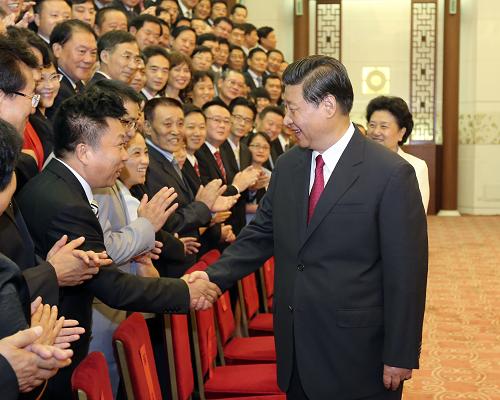 8月16日,中共中央總書記、國家主席、中央軍委主席習(xí)近平在北京人民大會堂會見全國援外醫(yī)療工作先進(jìn)集體和先進(jìn)個人代表。 新華社記者 丁林 攝