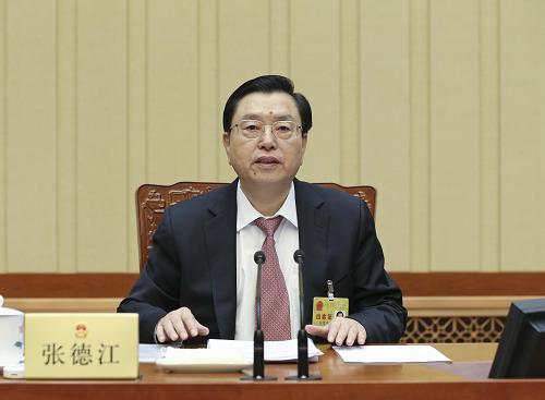 10月25日,全國人大常委會(huì)委員長張德江出席十二屆全國人大常委會(huì)第五次會(huì)議閉幕會(huì)。在會(huì)議表決通過各項(xiàng)議案后,張德江發(fā)表講話。 新華社記者丁林?jǐn)z