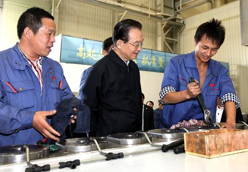 10月22日至23日,中共中央政治局常委、國(guó)務(wù)院總理溫家寶在武漢就當(dāng)前經(jīng)濟(jì)運(yùn)行情況進(jìn)行調(diào)研。這是10月22日,溫家寶在武漢重型機(jī)床集團(tuán)公司大件加工車間調(diào)研。新華社記者姚大偉攝