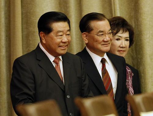 9月10日,臺胞社團(tuán)論壇開幕式在上海展覽中心舉行。中共中央政治局常委、全國政協(xié)主席賈慶林出席并講話。 這是賈慶林與中國國民黨榮譽(yù)主席連戰(zhàn)及夫人連方瑀進(jìn)入會場。 新華社記者劉建生攝