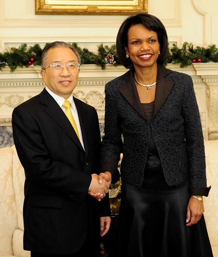 12月12日,正在美國(guó)進(jìn)行工作訪問(wèn)的中國(guó)國(guó)務(wù)委員戴秉國(guó)(左)在華盛頓會(huì)見(jiàn)美國(guó)國(guó)務(wù)卿賴斯。新華社記者 張巖 攝