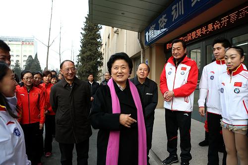 1月2日,中共中央政治局委員、國務(wù)院副總理劉延?xùn)|來到北京國家體育總局冬季運動管理中心,考察索契冬奧會備戰(zhàn)工作,看望和慰問運動員、教練員和工作人員。這是劉延?xùn)|與運動員交談。新華社記者 曹燦 攝