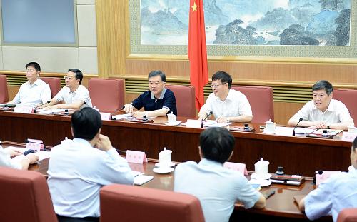 6月28日,國務院扶貧開發(fā)領(lǐng)導小組全體會議在北京舉行。國務院副總理、國務院扶貧開發(fā)領(lǐng)導小組組長汪洋出席會議并講話。新華社記者 李濤 攝