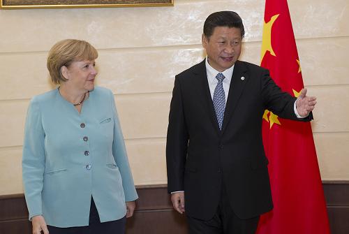 9月6日,國家主席習(xí)近平在圣彼得堡會見德國總理默克爾。新華社記者 黃敬文 攝