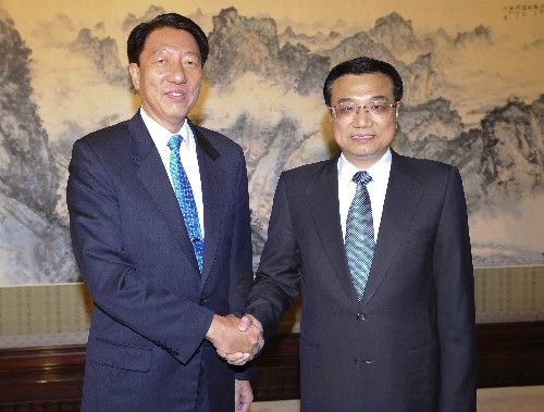 10月13日,中共中央政治局常委、國(guó)務(wù)院副總理李克強(qiáng)在北京中南海紫光閣會(huì)見(jiàn)來(lái)訪的新加坡國(guó)防部長(zhǎng)張志賢。 新華社記者 李濤 攝