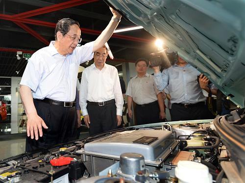 6月14日至16日,中共中央政治局常委、全國政協(xié)主席俞正聲在福建調(diào)研。這是6月14日,俞正聲在東南(福建)汽車工業(yè)有限公司觀看新型轎車展示,了解企業(yè)技術(shù)創(chuàng)新和市場開拓情況。新華社記者 李濤 攝