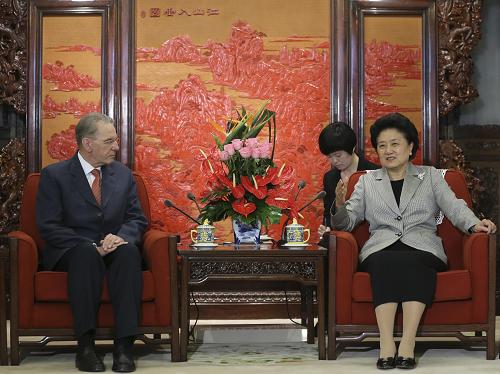 4月22日,中國(guó)國(guó)務(wù)院副總理劉延?xùn)|在北京中南海會(huì)見(jiàn)國(guó)際奧委會(huì)主席羅格。新華社記者 丁林 攝
