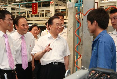 6月12日至14日,中共中央政治局常委、國務(wù)院總理溫家寶在湖南考察。這是6月13日,溫家寶在湖南吉利汽車部件有限公司同一線職工親切交談。新華社記者 鞠鵬 攝