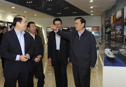 張德江在中央企業(yè)調(diào)研 4月12日,中共中央政治局委員、國務(wù)院副總理張德江在中國五礦集團(tuán)、中國船舶工業(yè)集團(tuán)和國家核電技術(shù)公司等中央企業(yè)調(diào)研。 這是張德江在中國船舶工業(yè)集團(tuán)調(diào)研。 新華社記者 饒愛民 攝