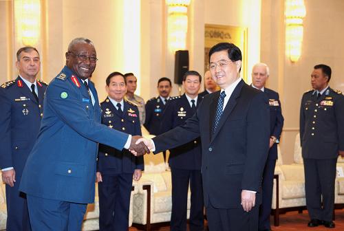 胡錦濤會見參加空軍成立60周年慶?;顒拥?0國空軍代表團(tuán)團(tuán)長 11月6日,國家主席、中央軍委主席胡錦濤在北京人民大會堂會見應(yīng)邀前來參加中國人民解放軍空軍成立60周年“和平與發(fā)展國際論壇”的巴基斯坦等30國空軍代表團(tuán)團(tuán)長。 新華社記者王建民攝