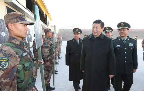 11月28日,中共中央總書記、國家主席、中央軍委主席習(xí)近平視察濟(jì)南軍區(qū)部隊(duì)。這是習(xí)近平觀看新戰(zhàn)士自動(dòng)步槍精度實(shí)彈射擊后,表揚(yáng)新戰(zhàn)士取得了好成績(jī)。新華社記者 李剛 攝