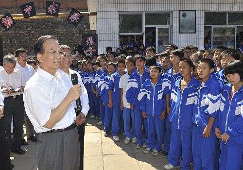9月10日是第26個教師節(jié),中共中央政治局常委、國務(wù)院總理溫家寶與明年畢業(yè)的北京師范大學(xué)首批免費師范生代表一起來到河北省興隆縣六道河中學(xué),看望廣大師生,聽中學(xué)教師上課,并與中小學(xué)教師和免費師范生代表座談。 這是溫家寶對同學(xué)們說:“今天是教師節(jié),我來看望教師,也來看望同學(xué)們。我們祝賀教師節(jié)的最好方式,就是熱愛老師,使尊師重教蔚然成風(fēng)。” 新華社記者黃敬文攝