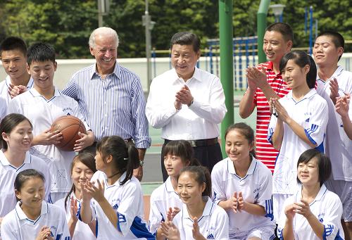 8月21日,國家副主席習(xí)近平同正在中國進(jìn)行正式訪問的美國副總統(tǒng)拜登在四川省都江堰市共同參觀地震災(zāi)后重建項(xiàng)目和都江堰水利樞紐。 這是習(xí)近平同拜登參觀青城山高級中學(xué)時(shí),觀看了校男女籃球隊(duì)訓(xùn)練,并與隊(duì)員親切交流并合影。 新華社記者黃敬文攝