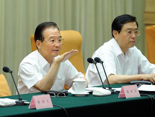 6月20日,中共中央政治局常委、國務(wù)院總理溫家寶在北京出席全國城鎮(zhèn)居民社會(huì)養(yǎng)老保險(xiǎn)試點(diǎn)工作部署暨新型農(nóng)村社會(huì)養(yǎng)老保險(xiǎn)試點(diǎn)經(jīng)驗(yàn)交流會(huì)議并作重要講話。新華社記者 李濤 攝