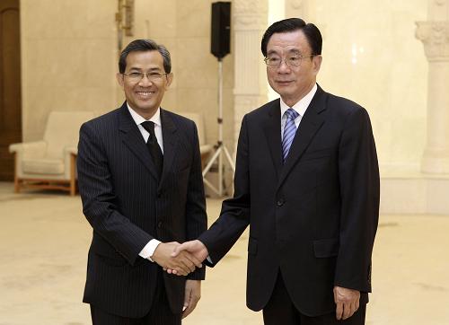 5月8日,中共中央政治局常委、中央紀(jì)委書記賀國強(qiáng)在北京人民大會堂會見以黨的領(lǐng)袖蓋博拉斯美為團(tuán)長的柬埔寨奉辛比克黨代表團(tuán)。新華社記者 龐興雷 攝